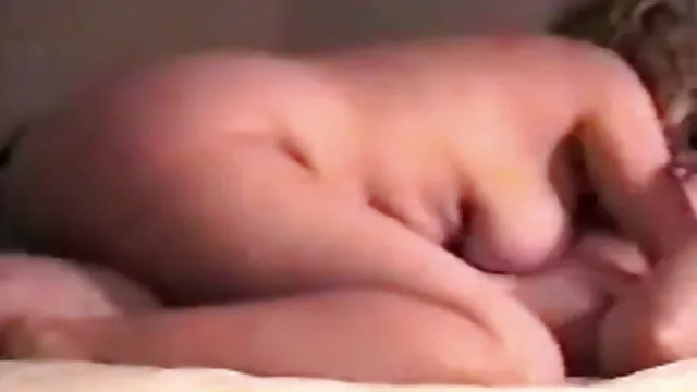 Porno sin registro Él es follada por los mejores amigos de su hijo, es una perra!