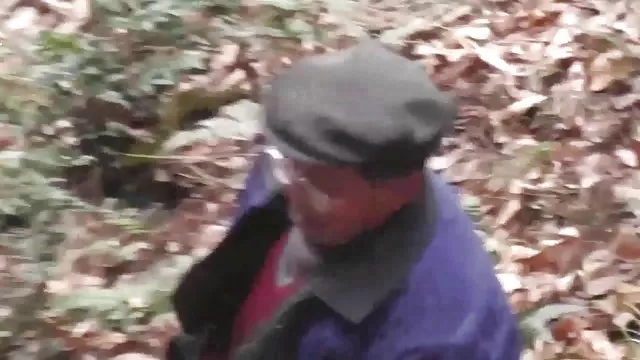 Porno sin registro La grasa Madura seduce a un joven en la playa